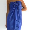 Blå axelbandslös klänning